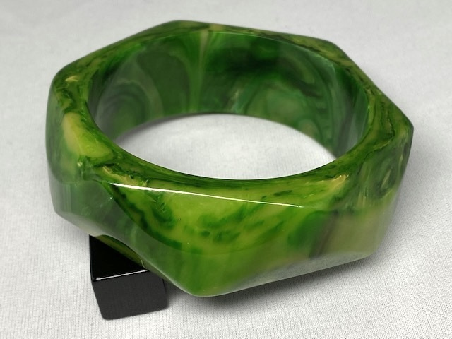 BB526 facet cut chunky marbled green bakelite bangle